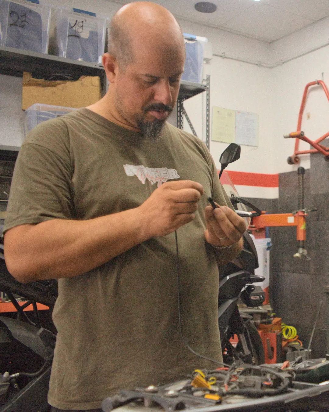 Daniele Stacchiotti al lavoro in officina, con un connettore elettrico tra le mani